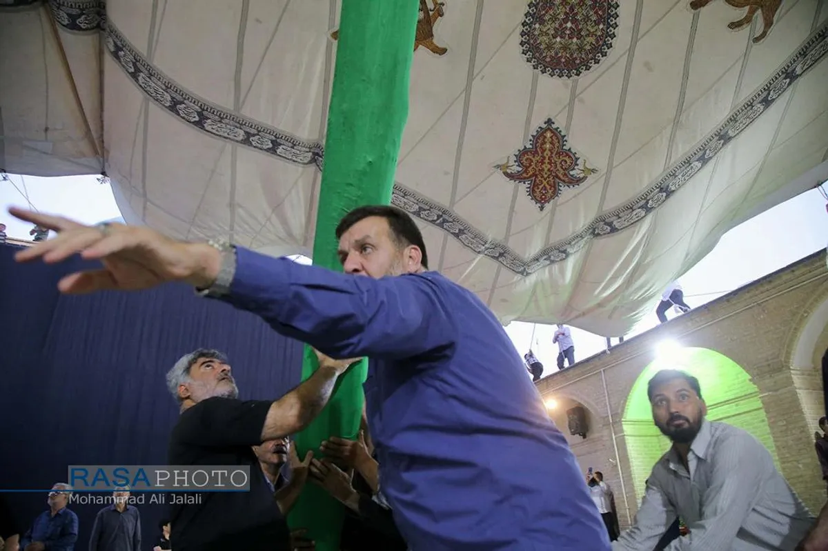 اهتزاز خیمه عزای حضرت ابا&zwnj;عبد&zwnj;الله&zwnj;الحسین (علیه السلام) در حرم امام زاده موسی مبقع قم در آستانه محرم