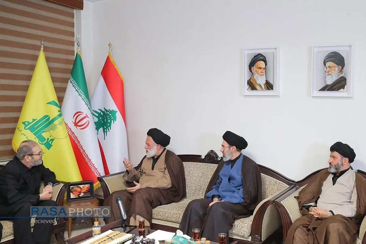 حضور جمعی از فرزندان رهبر انقلاب در دفتر حزب&zwnj;الله در تهران به منظور ابلاغ پیام ایشان