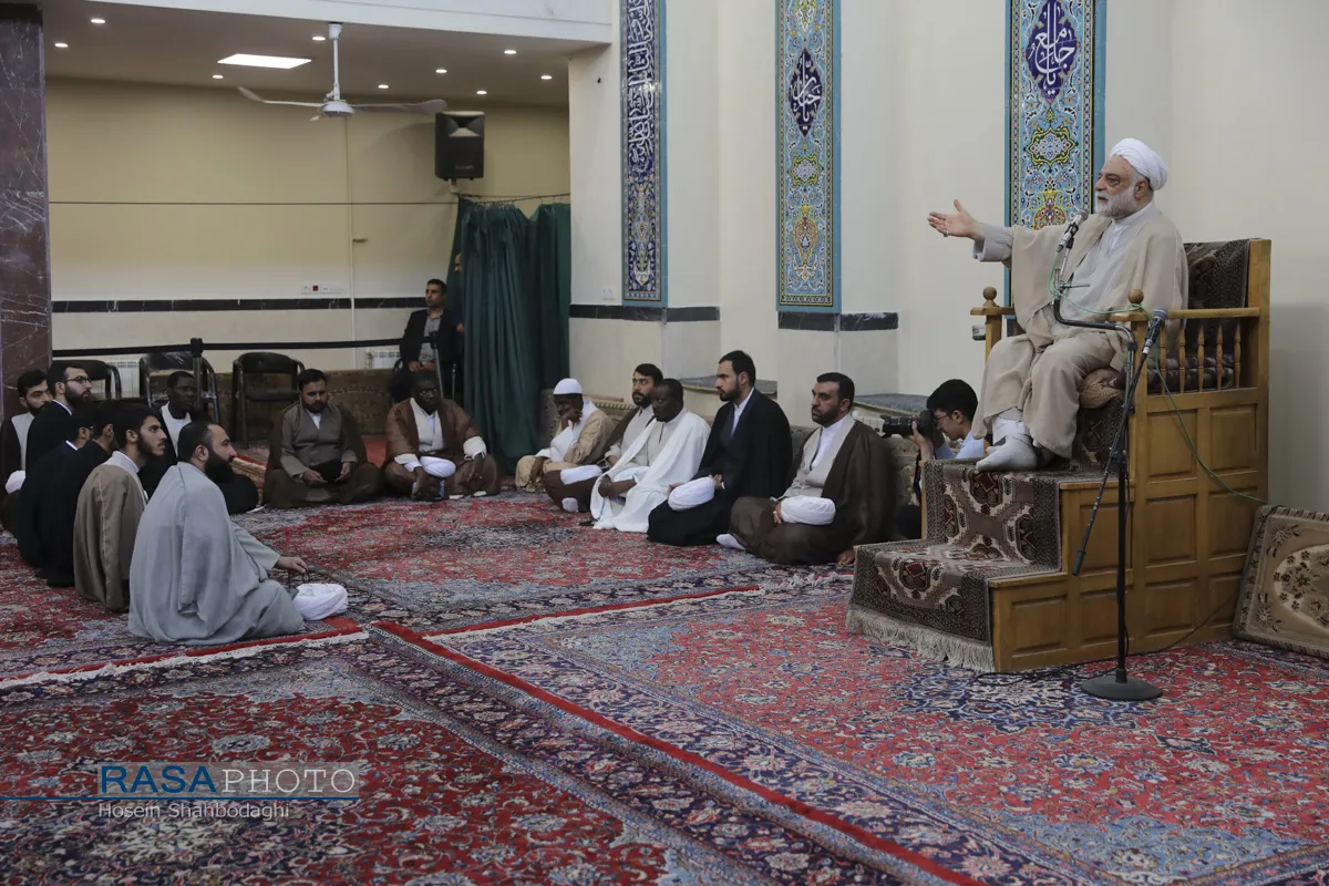 جشن میلاد پیامبر (ص) و عمامه گذاری طلاب در بیوت مراجع تقلید
