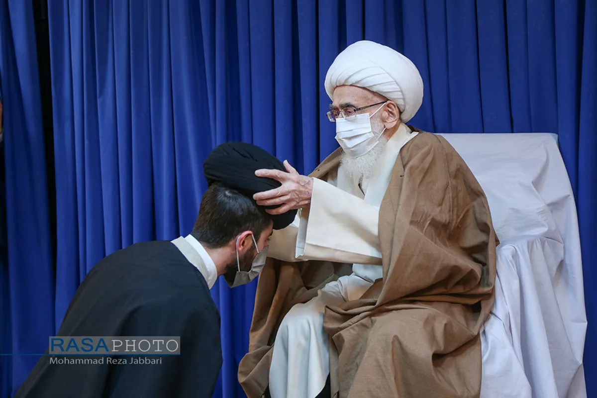 عمامه گذاری تعدادی از طلاب حوزه علمیه قم در روز میلاد حضرت زهرا (سلام الله علیها)
