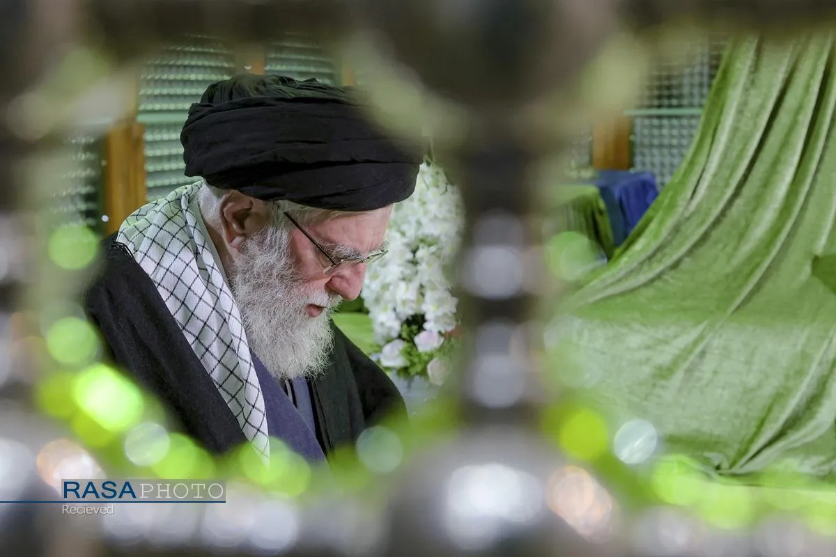 آغاز جشن&zwnj;های چهل&zwnj;وهفتمین سالگرد پیروزی انقلاب با حضور رهبر انقلاب در حرم مطهر حضرت امام خمینی(ره)