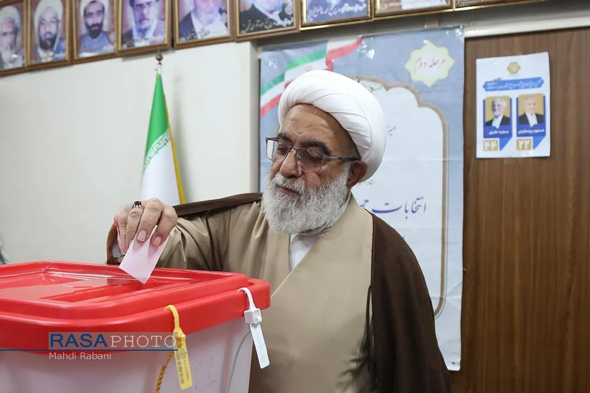 حضور آیت الله شب زنده&zwnj;دار در پای صندوق رای دومین دوره چهاردهمین انتخابات ریاست جمهوری