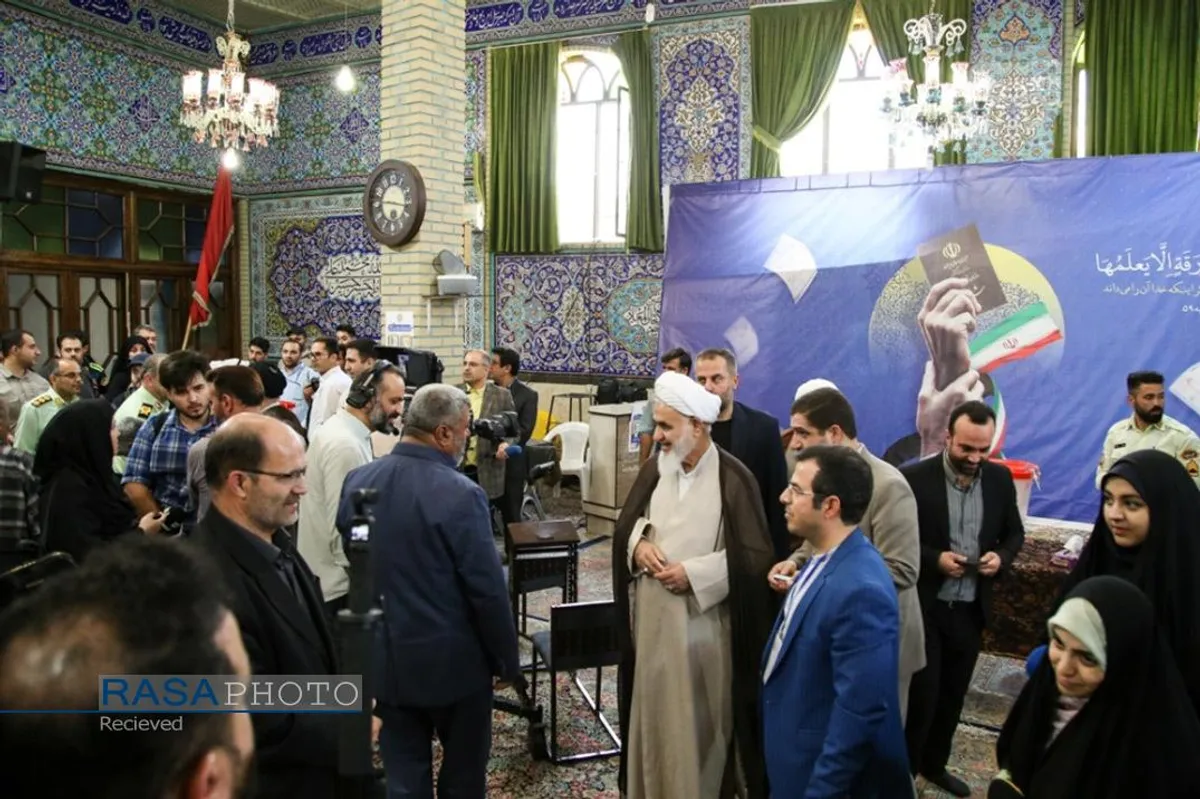حضور حجت الاسلام والمسلمین عابدینی نماینده ولی فقیه در استان قزوین در پای صندوق رای دومین دوره چهاردهمین انتخابات ریاست جمهوری