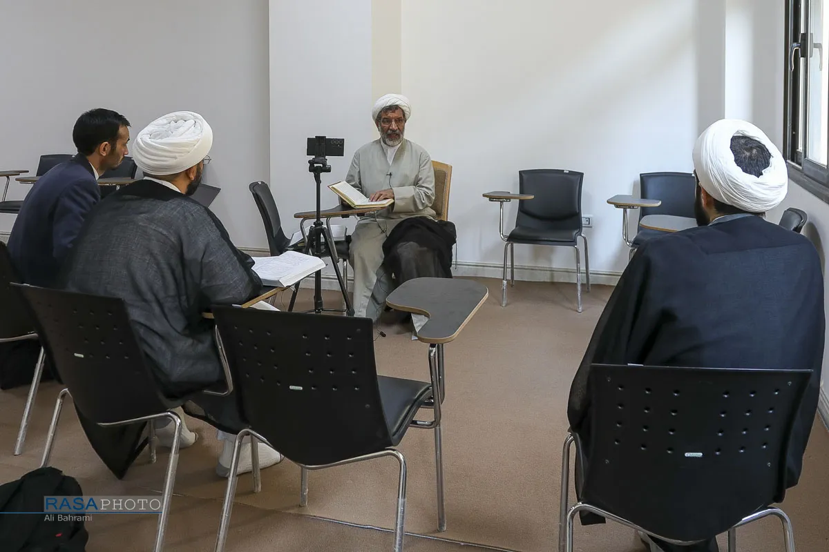 جلسه درس اصول کافی با تدریس حجت الاسلام والمسلمین حمید پارسانیا 