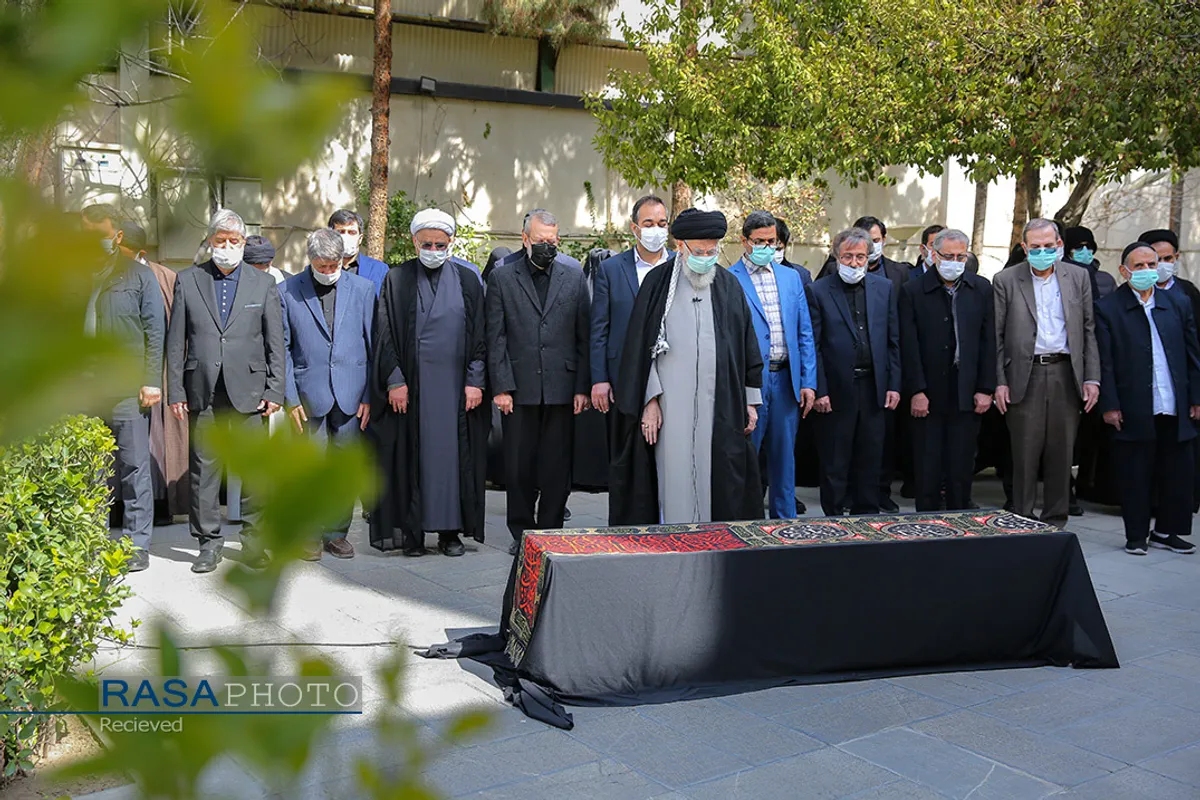 اقامه نماز رهبر انقلاب بر پیکر همسر شهید آیت&zwnj;الله مطهری