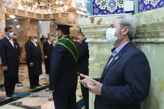 گل&zwnj;آرایی ضریح حرم مطهر در آستانه سالروز ورود حضرت معصومه (سلام الله علیها) به قم