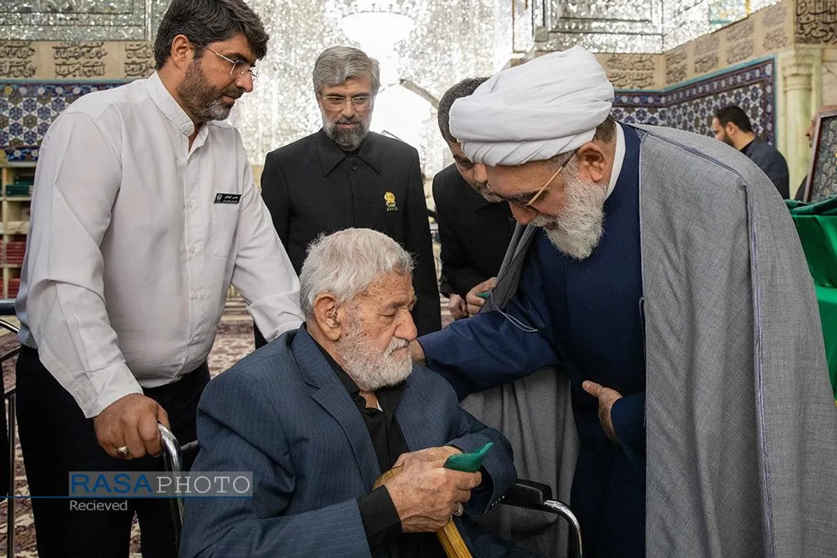 غبارروبی ضریح مطهر رضوی در آستانه دهه &laquo;ولایت و امامت&raquo;