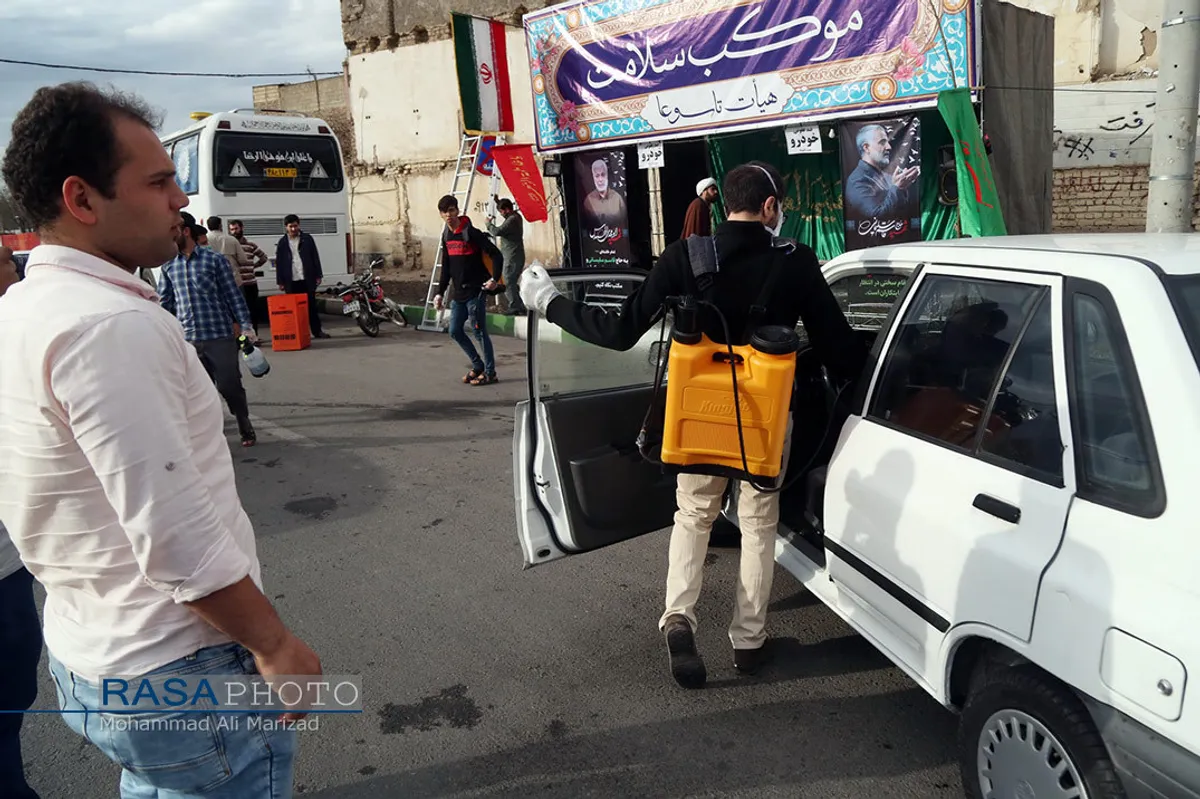 ضد عفونی خودرو&zwnj;ها توسط طلاب و بسیجیان