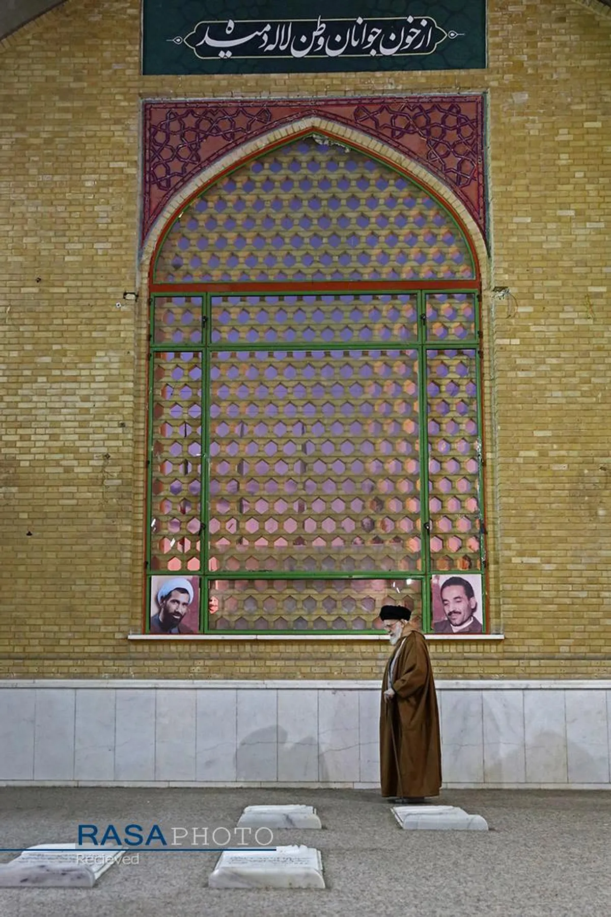 حضور مقام معظم رهبری در مرقد مطهر امام راحل (ره) و گلزار شهدای بهشت زهرا (سلام&zwnj;الله&zwnj;علیها)
