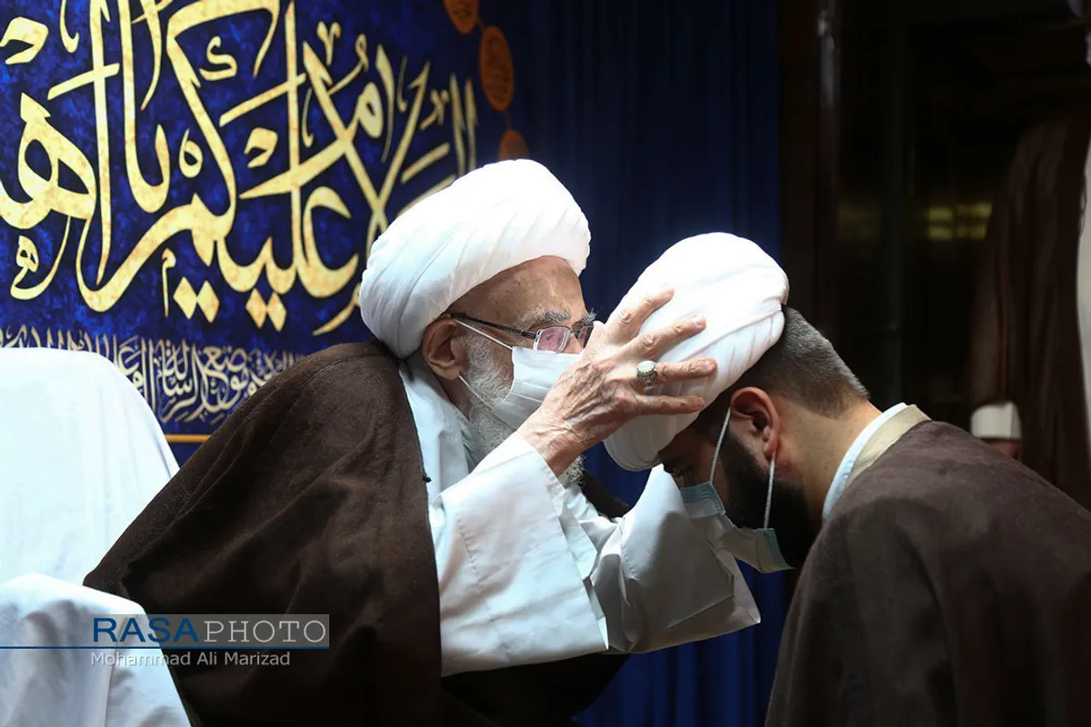 عمامه گذاری تعدادی از طلاب حوزه علمیه قم در روز ولادت حضرت پیامبر اعظم (ص)