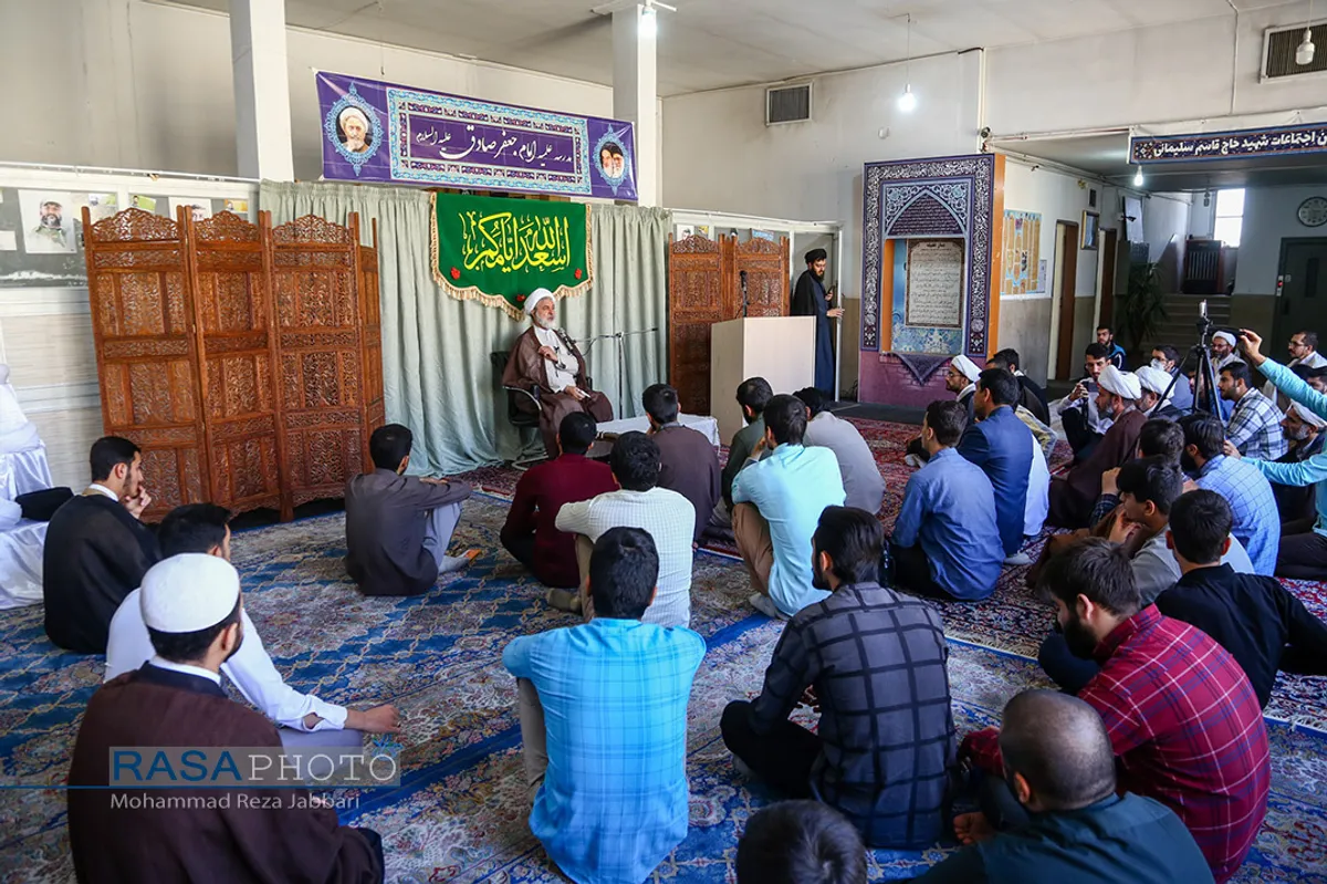 جشن عمامه&zwnj;گذاری طلاب توسط حضرت آیت الله سبحانی