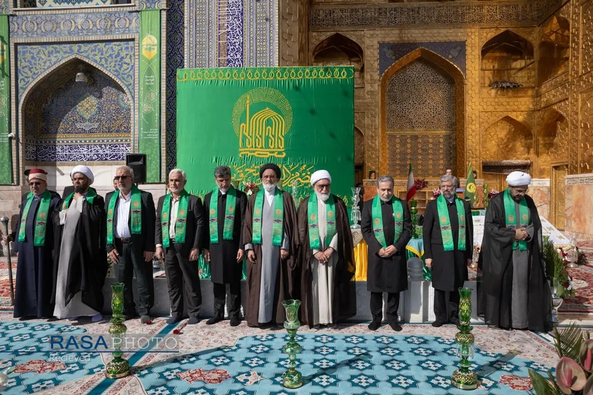 آیین تعویض پرچم گنبد منور رضوی در روز میلاد امام رئوف (ع)