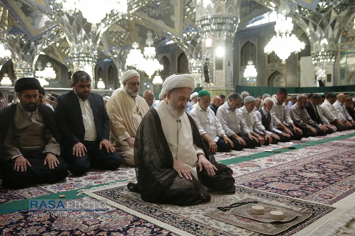 اقامه نماز جماعت ظهر و عصر به امامت حضرت آیت الله سبحانی در حرم مطهر رضوی
