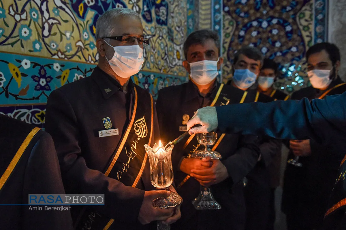 آیین لاله گردانی شب شام غریبان شهادت امام رضا(ع) در شیراز&lrm;