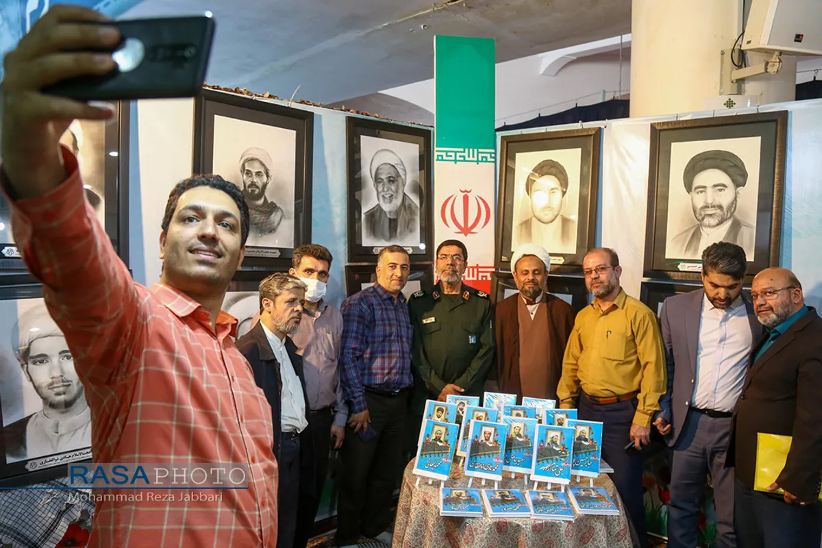 بازدید سردار رمضان شریف سخنگوی سپاه از نمایشگاه "ردای سرخ"