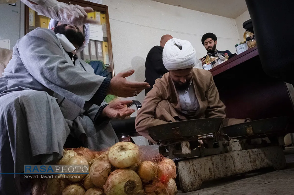 بسته بندی و توزیع مواد غذایی در میان نیازمندان توسط طلاب جهادی گیلان