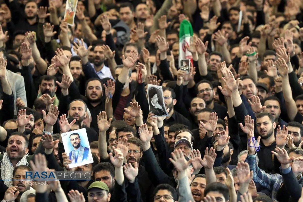 اقامه نماز توسط رهبر معظم انقلاب بر پیکر شهدای خدمت