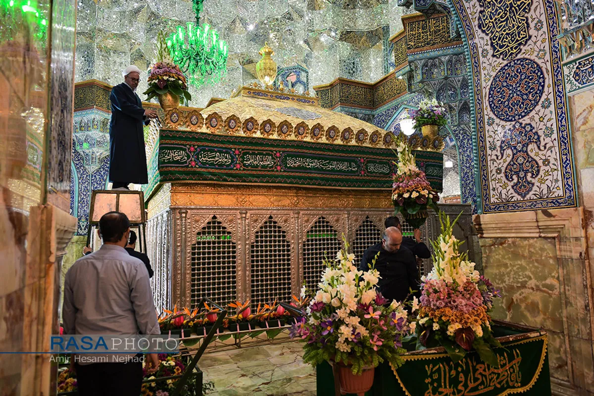 گل&zwnj;آرایی ضریح مطهر حضرت معصومه (س) در شب میلاد پیامبر اعظم (ص)