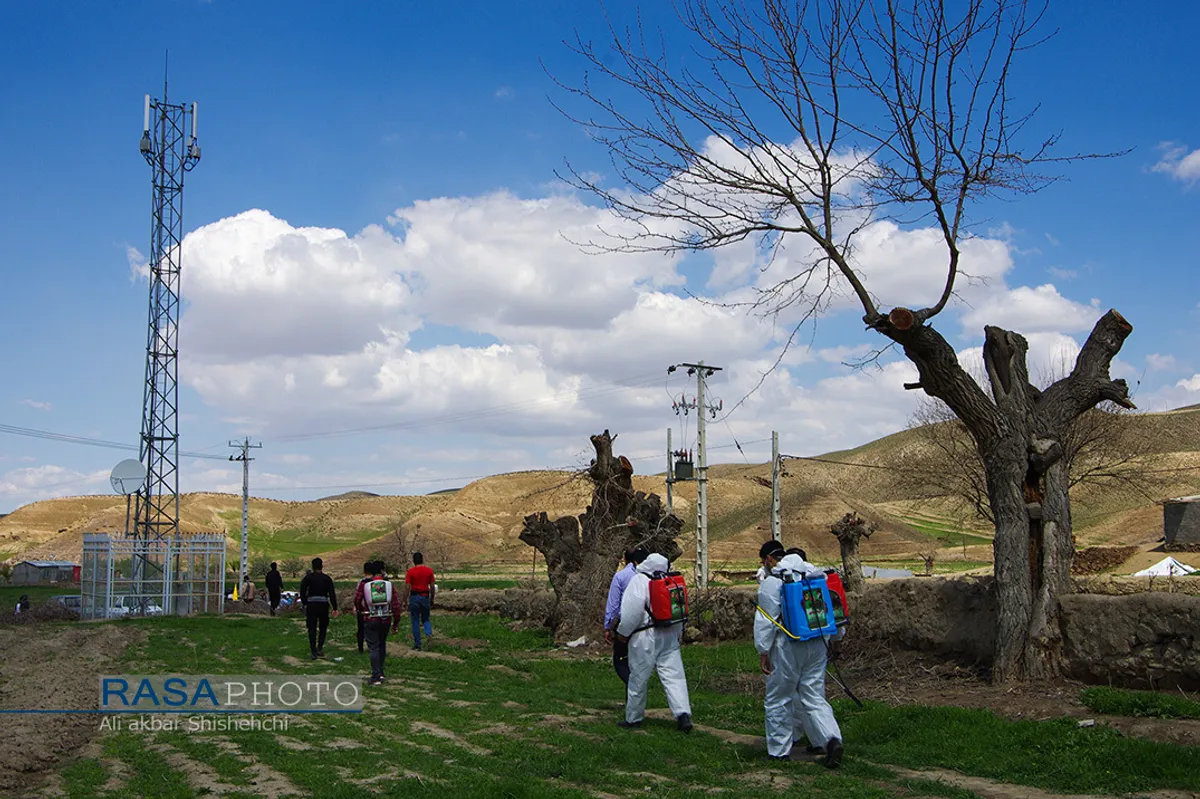 ضدعفونی روستا&zwnj;های اطراف مشهد توسط گروه&zwnj;ها جهادی سردار سپهبد شهید حاج قاسم سلیمانی