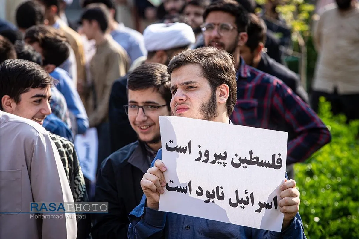 تجمع طلاب مدرسه علمیه مروی تهران در حمایت از عملیات نیروهای مسلح