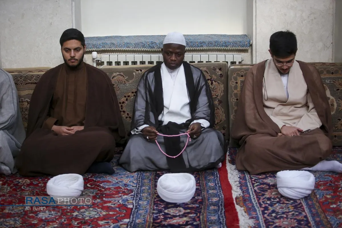 مراسم عمامه گذاری جمعی از طلاب حوزه علمیه قم در روز مبعث