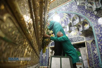 آیین گل آرایی ضریح مطهر کریمه اهل&zwnj;بیت(س) به مناسبت دهه کرامت