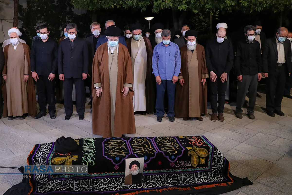 اقامه نماز توسط رهبر انقلاب بر پیکر آیت الله فاطمی&zwnj;نیا