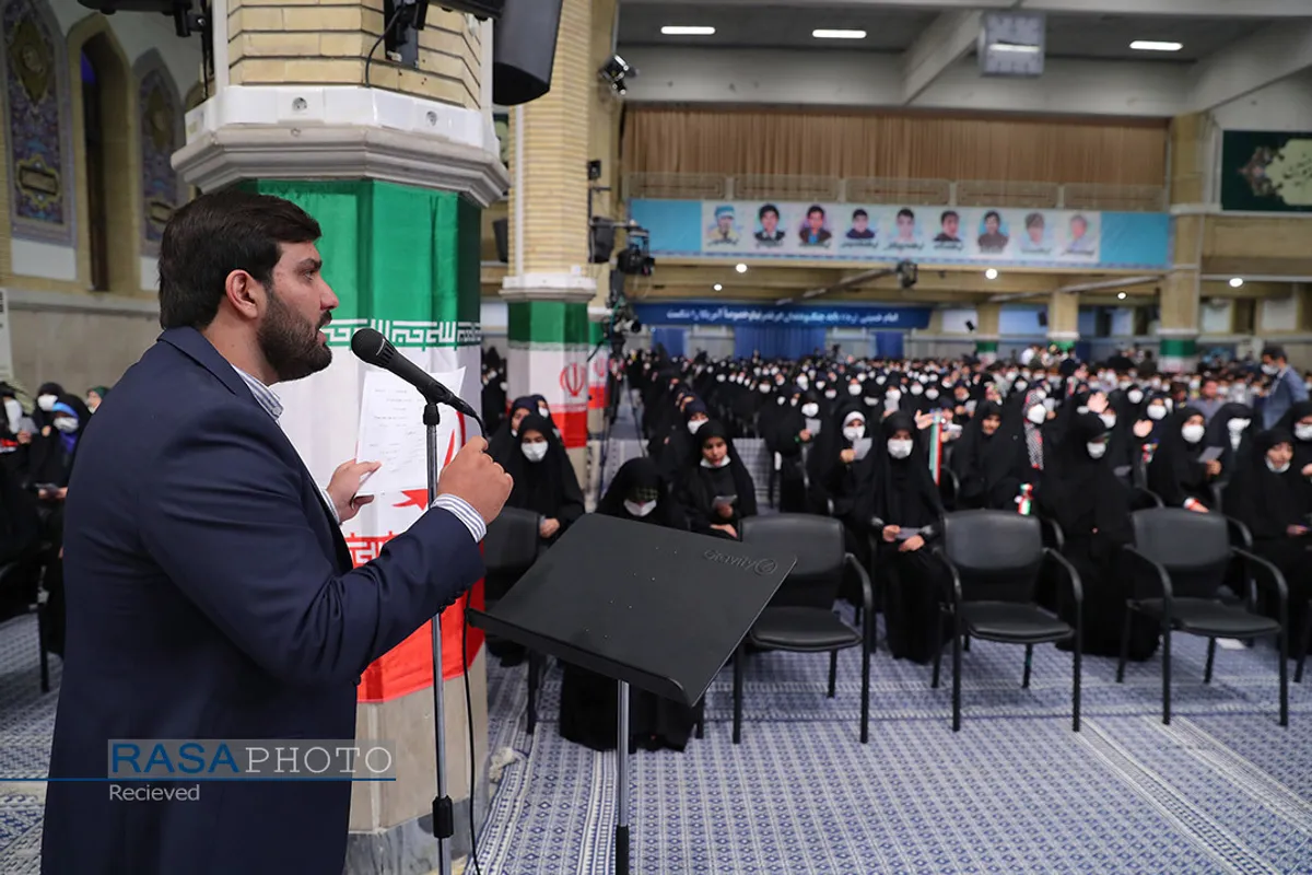 دیدار جمعی از دانش&zwnj;آموزان با مقام معظم رهبری1