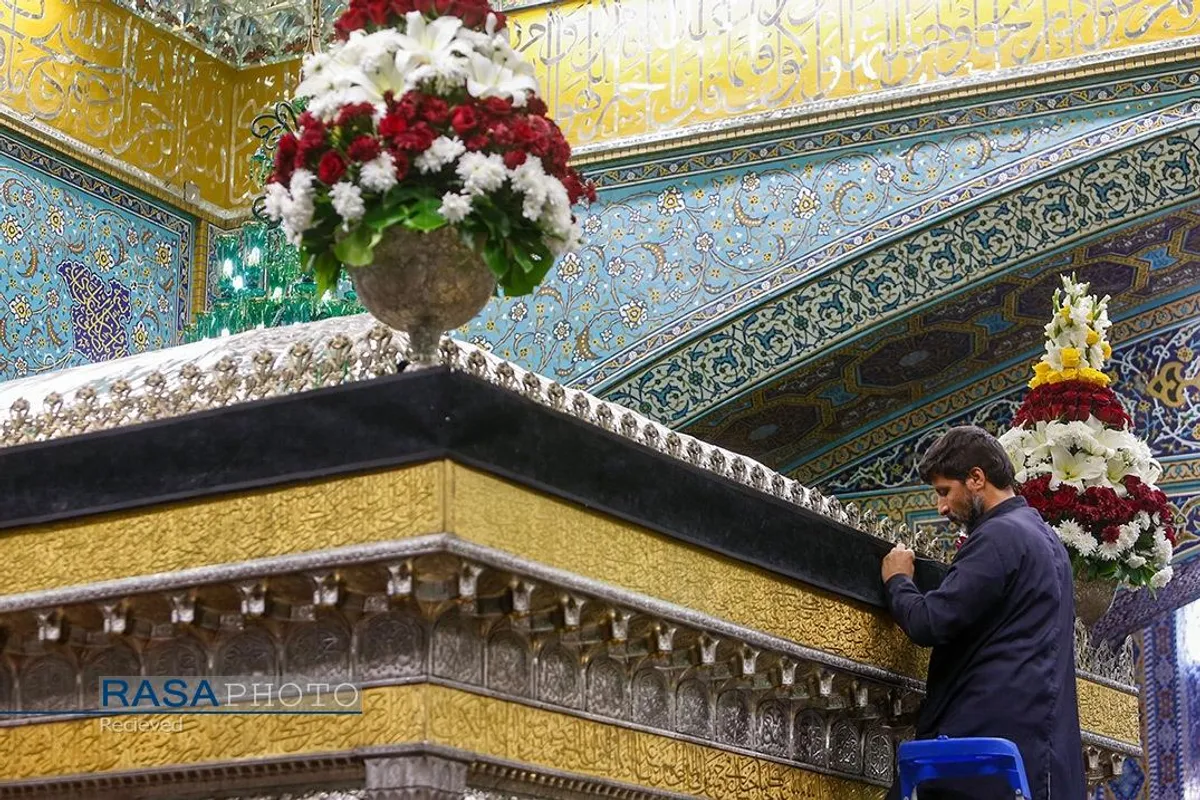تعویض پرچم گنبد منور رضوی به مناسبت وفات حضرت معصومه(سلام&zwnj;الله&zwnj;علیها)