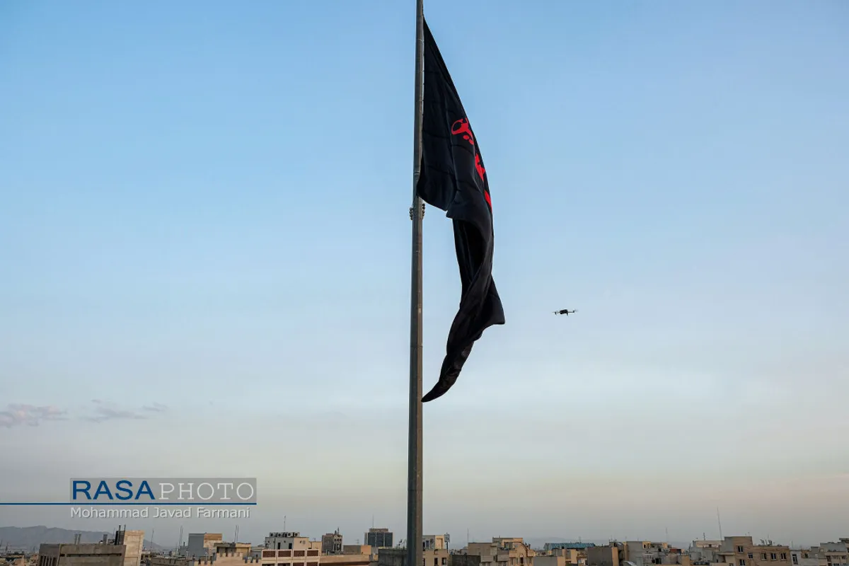 مراسم اهتزاز پرچم عزای محرم در میدان امام حسین ( علیه السلام) تهران
