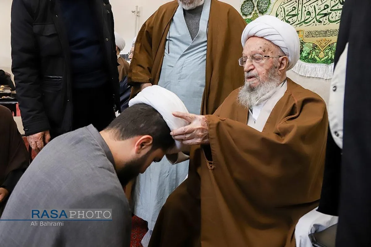 جشن عمامه&zwnj;گذاری طلاب در بیوت مراجع تقلید به&zwnj;مناسبت روز میلاد حضرت زهرا (سلام&zwnj;الله&zwnj;علیها)