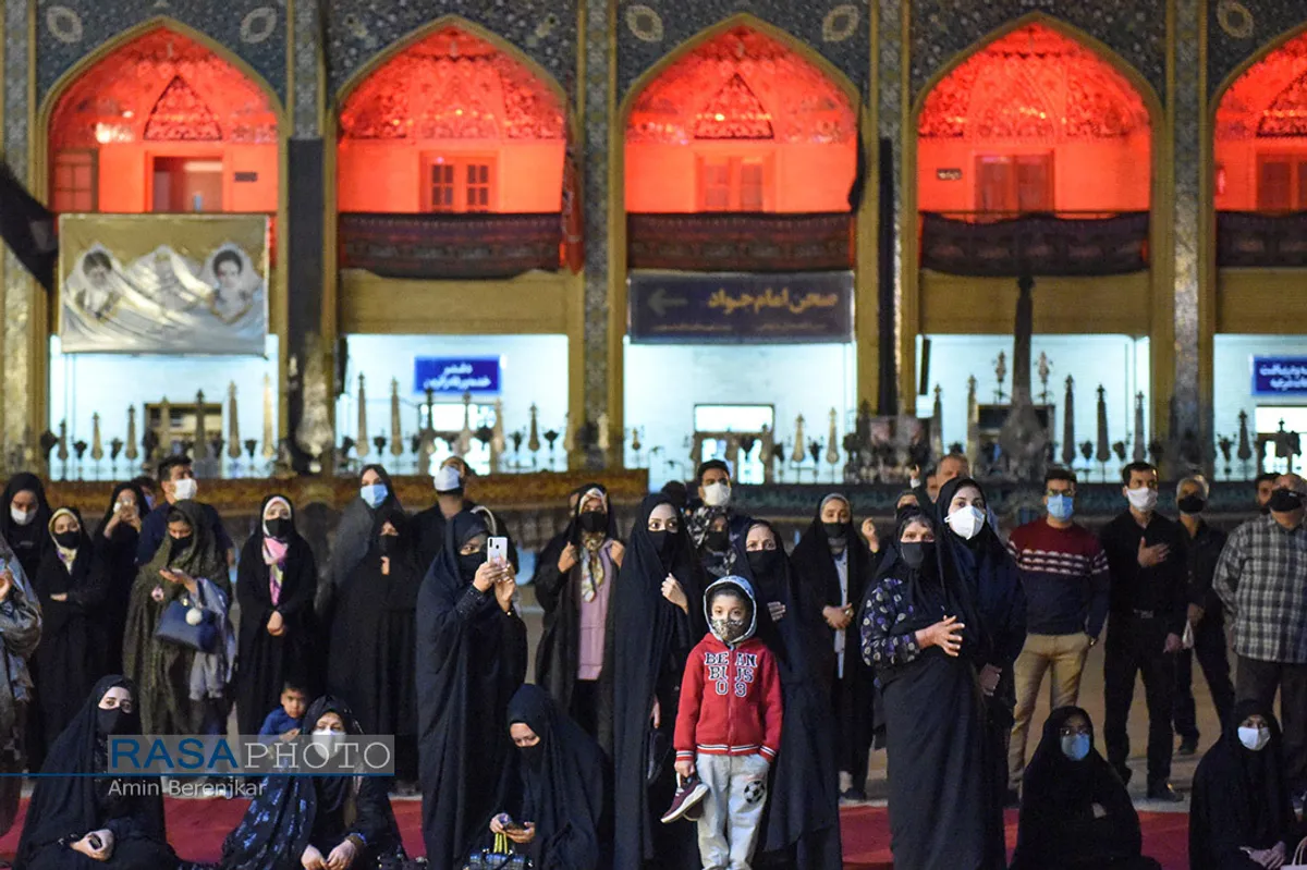 آیین لاله گردانی شب شام غریبان شهادت امام رضا(ع) در شیراز&lrm;