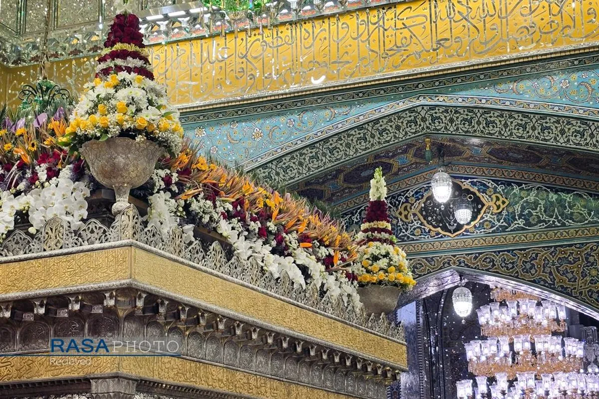 گل&zwnj;آرایی ضریج مطهر حضرت امام رضا (علیه&zwnj;السلام) در شب نیمه شعبان