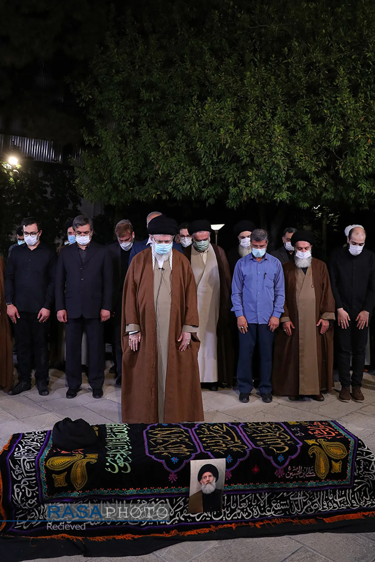 اقامه نماز توسط رهبر انقلاب بر پیکر آیت الله فاطمی&zwnj;نیا