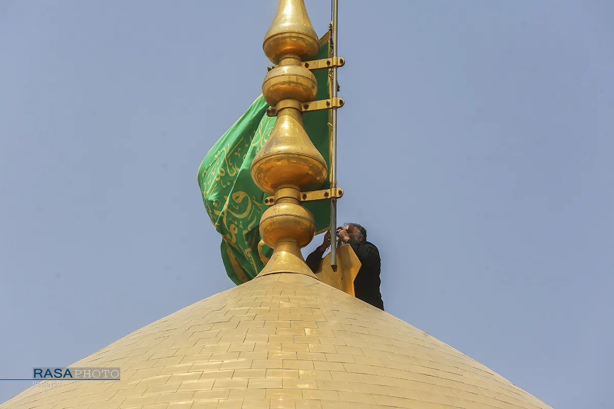 تعویض پرچم گنبد حرم حضرت فاطمه معصومه (س) در آغاز ماه ربیع
