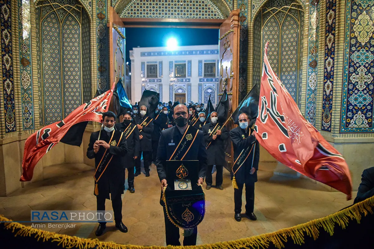 مراسم لاله&zwnj;گردانی شام غریبان در حرم مطهر احمد بن موسی (ع)