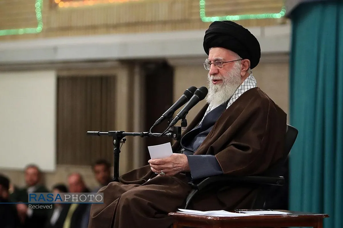 دیدار جمعی از رأی اولی&zwnj;ها و خانواده&zwnj;های شهدا با رهبر انقلاب