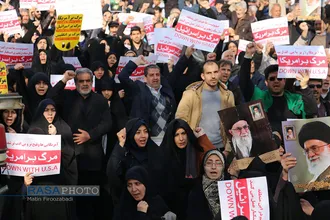 راهپیمایی مردم اصفهان در حمایت از سپاه و همدردی با خانواده شهدای سقوط هواپیما