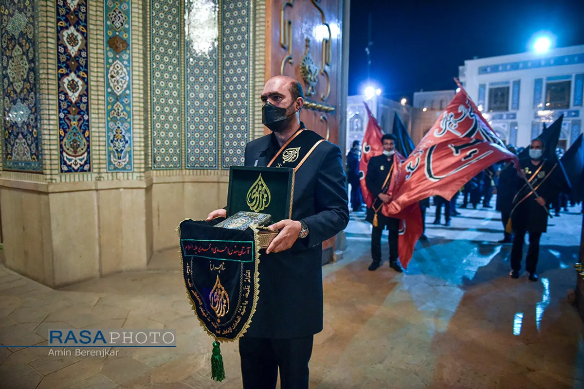 مراسم لاله&zwnj;گردانی شام غریبان در حرم مطهر احمد بن موسی (ع)
