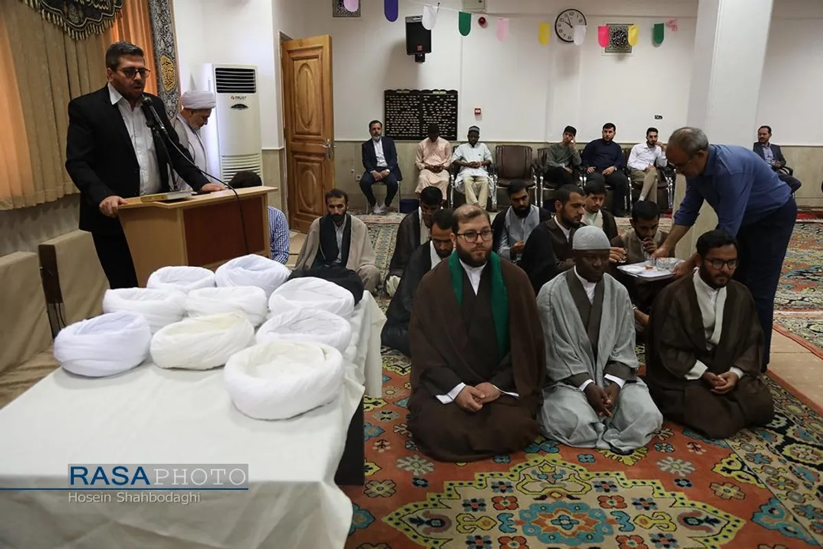 جشن عمامه گذاری طلاب در روز میلاد حضرات پیامبر اعظم و امام جعفر صادق (علیهما السلام)