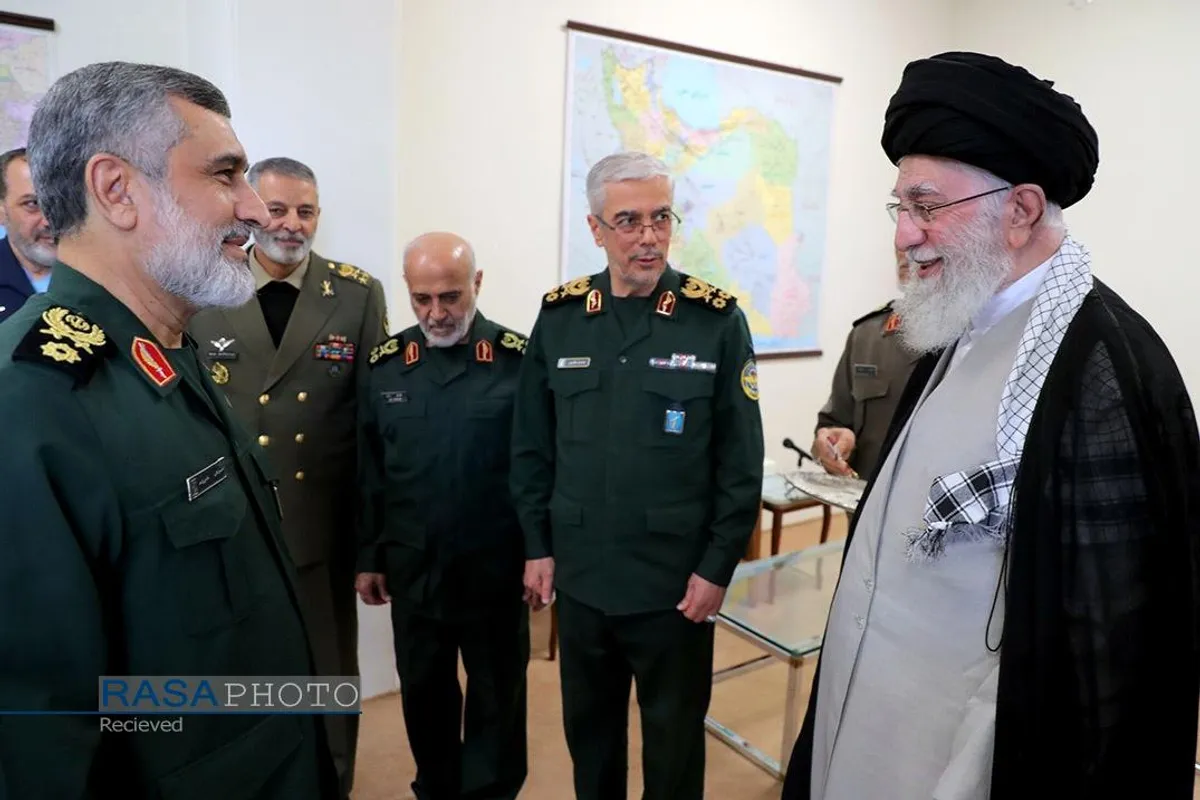 اعطای نشان فتح به سردار حاجی&zwnj;زاده فرمانده نیروی هوافضای سپاه