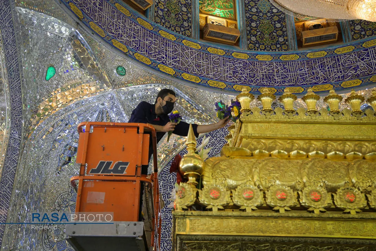 "گل آرایی ضریح مطهر حرم امام علی ع در آستانه عید بزرگ غدیر"