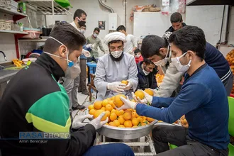تهیه آبمیوه طبیعی برای بیماران کرونایی در شیراز&lrm;