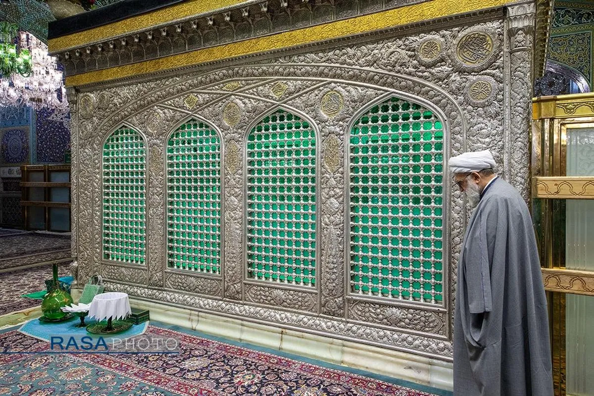 غبارروبی ضریح مطهر رضوی در آستانه دهه &laquo;ولایت و امامت&raquo;
