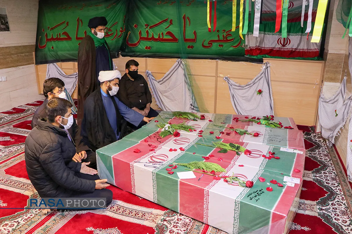 مراسم وداع جمعی از طلاب با پیکر شهدای تازه تفحص شده در اهواز&lrm;