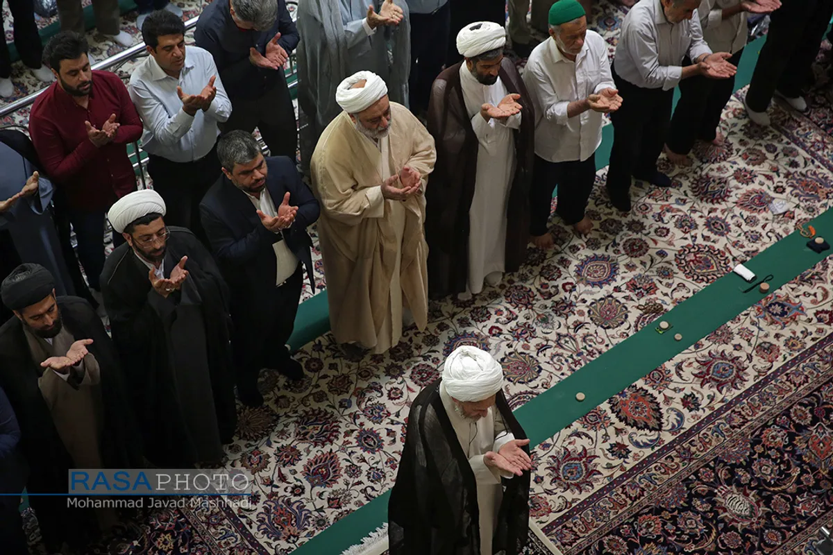 اقامه نماز جماعت ظهر و عصر به امامت حضرت آیت الله سبحانی در حرم مطهر رضوی