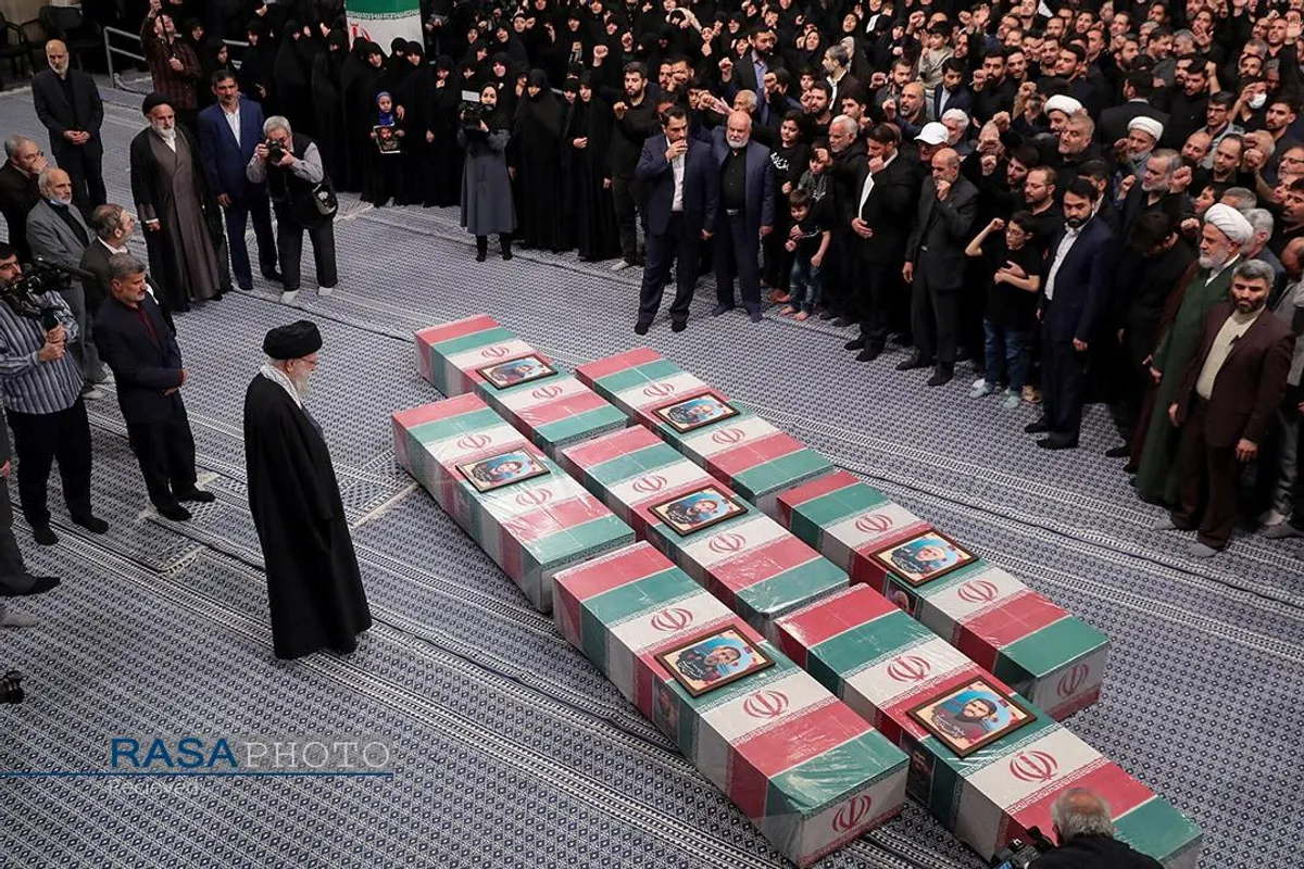اقامه نماز توسط مقام معظم رهبری بر پیکر هفت شهید راه قدس
