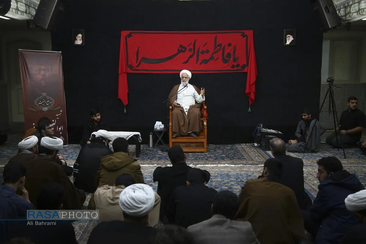 وداع با پیکر طلبه شهید در مدرسه علمیه امام حسین (ع) قم