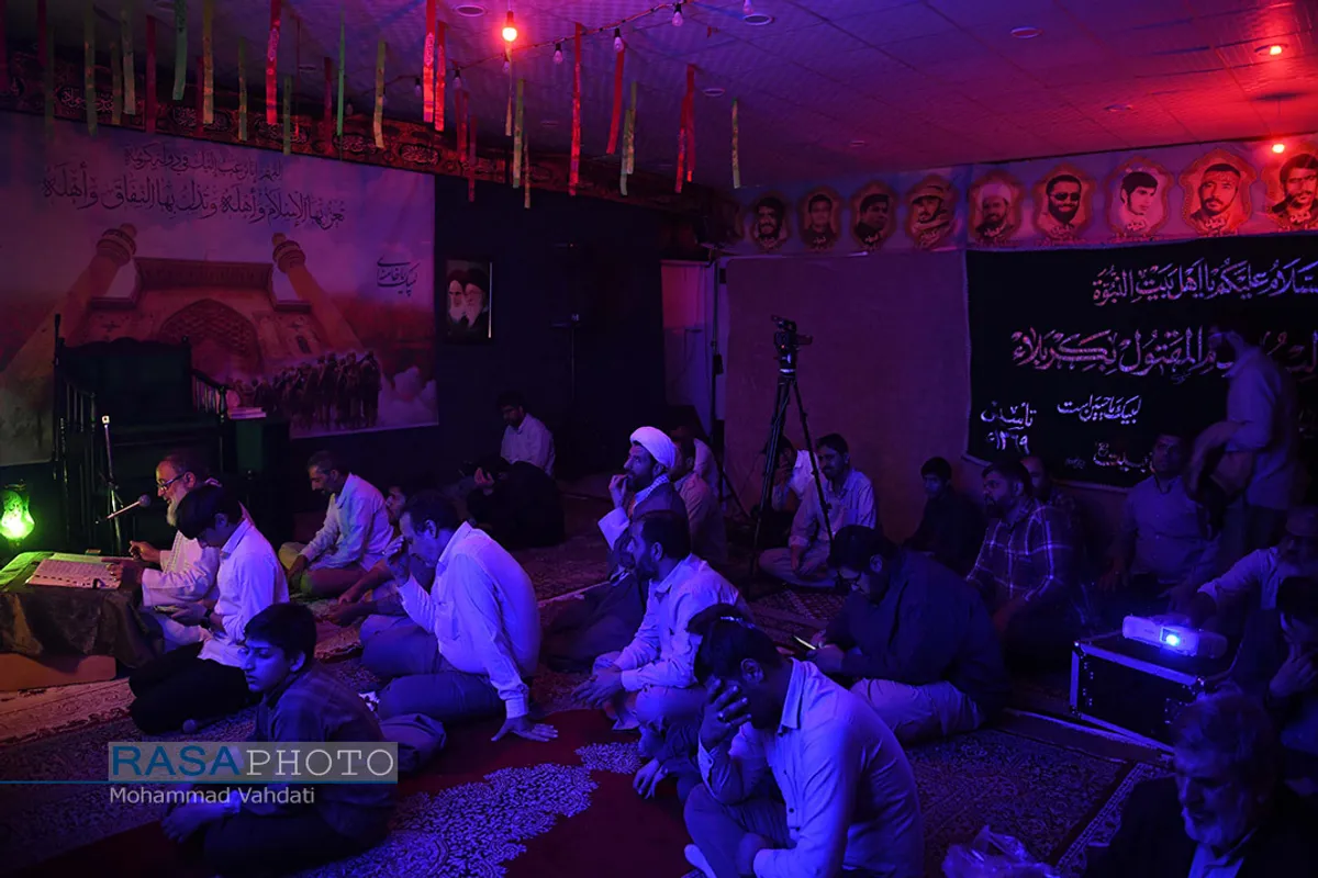 مناجات خوانی شب&zwnj;های ماه مبارک رمضان در هیئت محبین اهلبیت