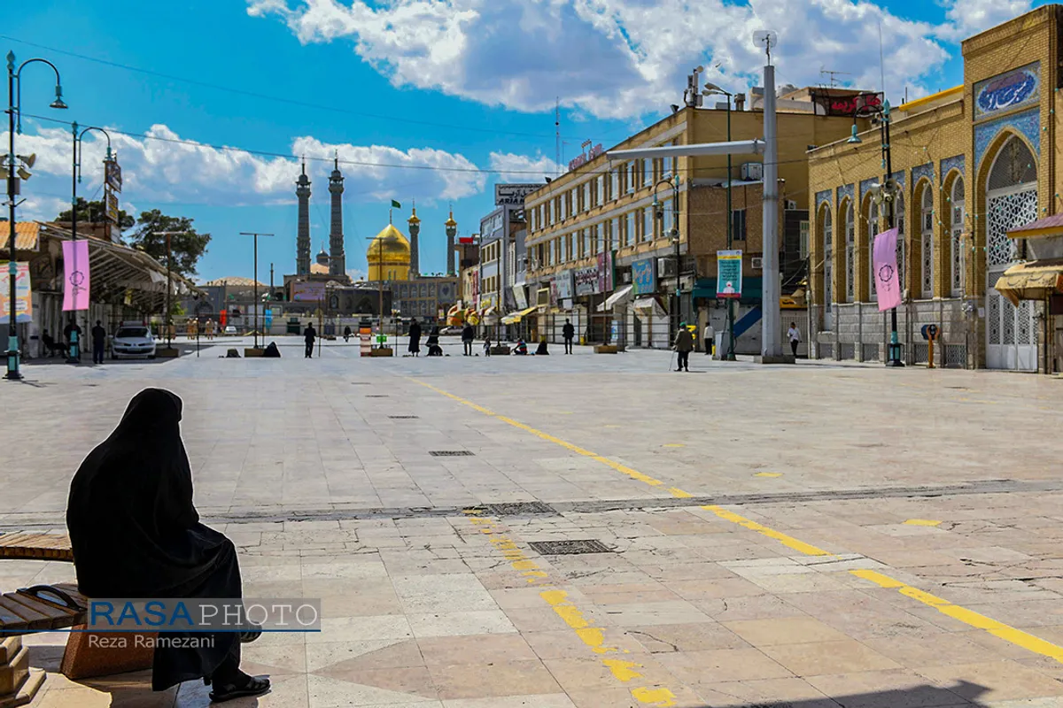 در&zwnj;های حرم مطهر حضرت معصومه (سلام الله علیها) از ۲۶ اسفند ۱۳۹۸ به روی زائران بسته شد. اکنون شاهد جلوه&zwnj;های زیبای کمتر دیده شده، از ابراز ارادت به محبان خاندان پیامبر هستیم.